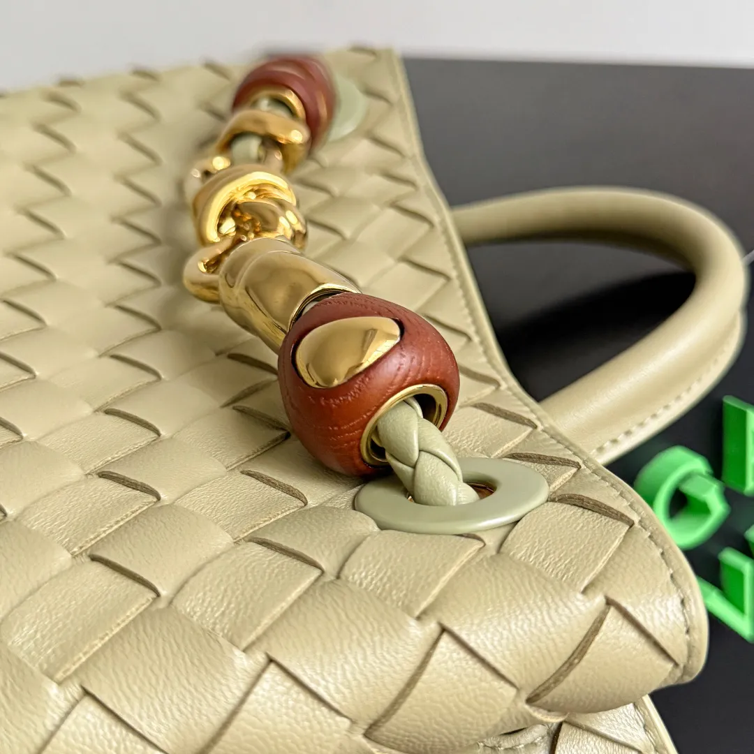 The new Andiamo batch of 3060 BV is shipped‼ ️The classic intercciato weaving process is used to create a soft bag, the metal knot is made of micro-cast aluminum using jewelry technology🪢, and the decorative beads are made of metal and hand-polished oak, allowing you to jump repeatedly between elegance and fun💃, making it unpredictable. Classic and versatile, it shows off your temperament, and the bag has a large capacity, making it very convenient for daily commuting! It has a variety of carrying methods, the shoulder straps can be adjusted by yourself, the original lambskin feels soft and delicate, and the unisex style breaks gender boundaries and brings a more practical and long-lasting use experience. The Andiamo, which has both elegant and casual styles, perfectly interprets the "fashionable old money style". Style No.: 743568+Wood Hardware Color: Travertine Green Size: 25*22*10.5cm